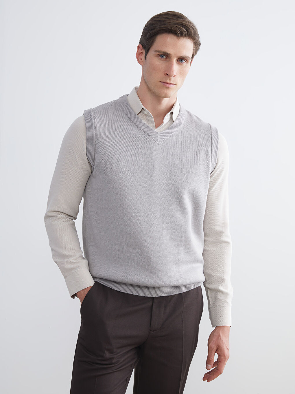 LCWAIKIKI Classic Standard Fit V Neck Men's Knitwear Sweater Vest -W5CL87Z8-DXR