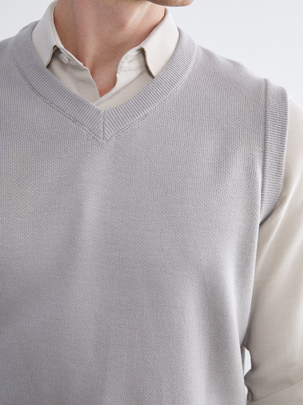LCWAIKIKI Classic Standard Fit V Neck Men's Knitwear Sweater Vest -W5CL87Z8-DXR