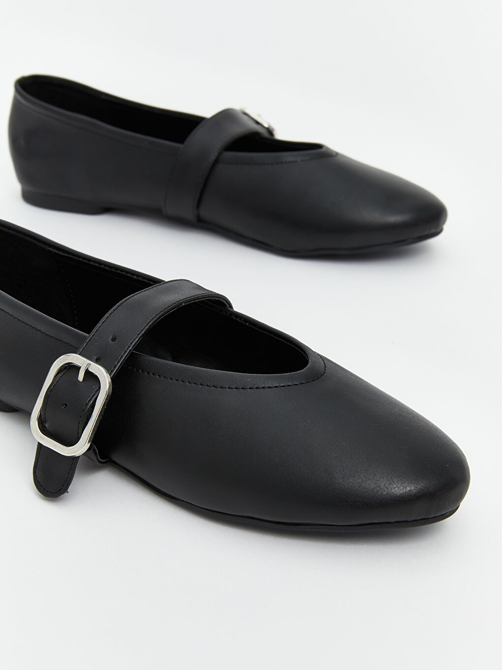 Siyah Deri Görünümlü Kadın Babet-2