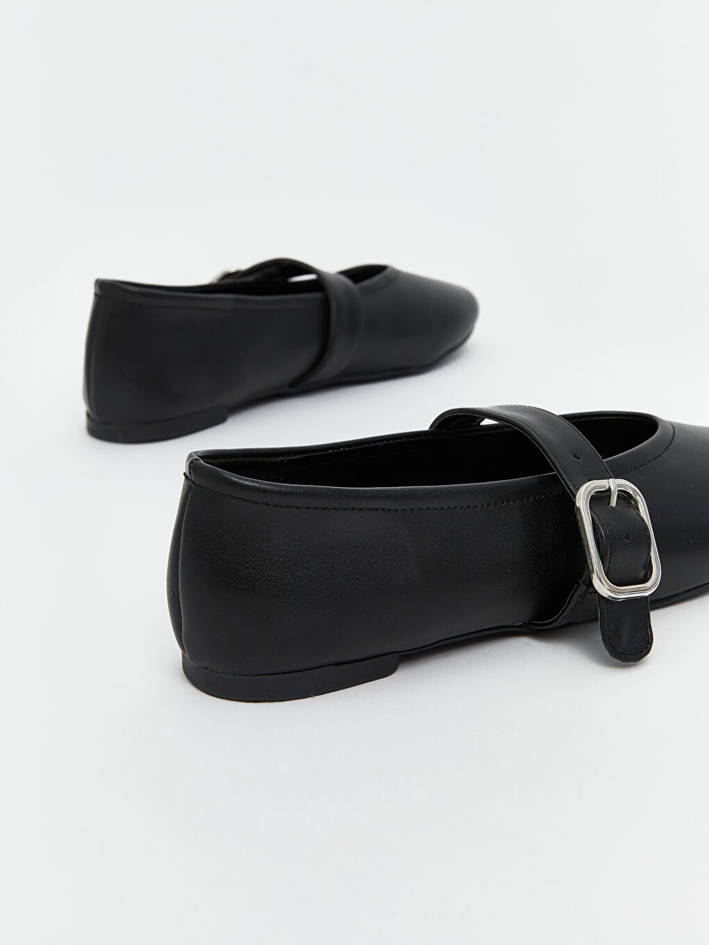 Siyah Deri Görünümlü Kadın Babet-4