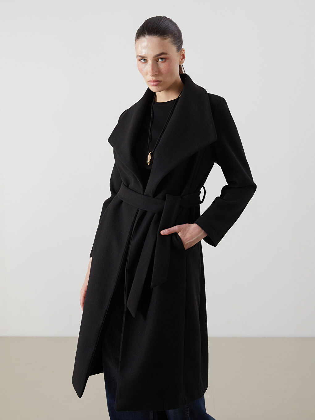 Siyah Ceket Yaka Kadın Kaşe Kaban