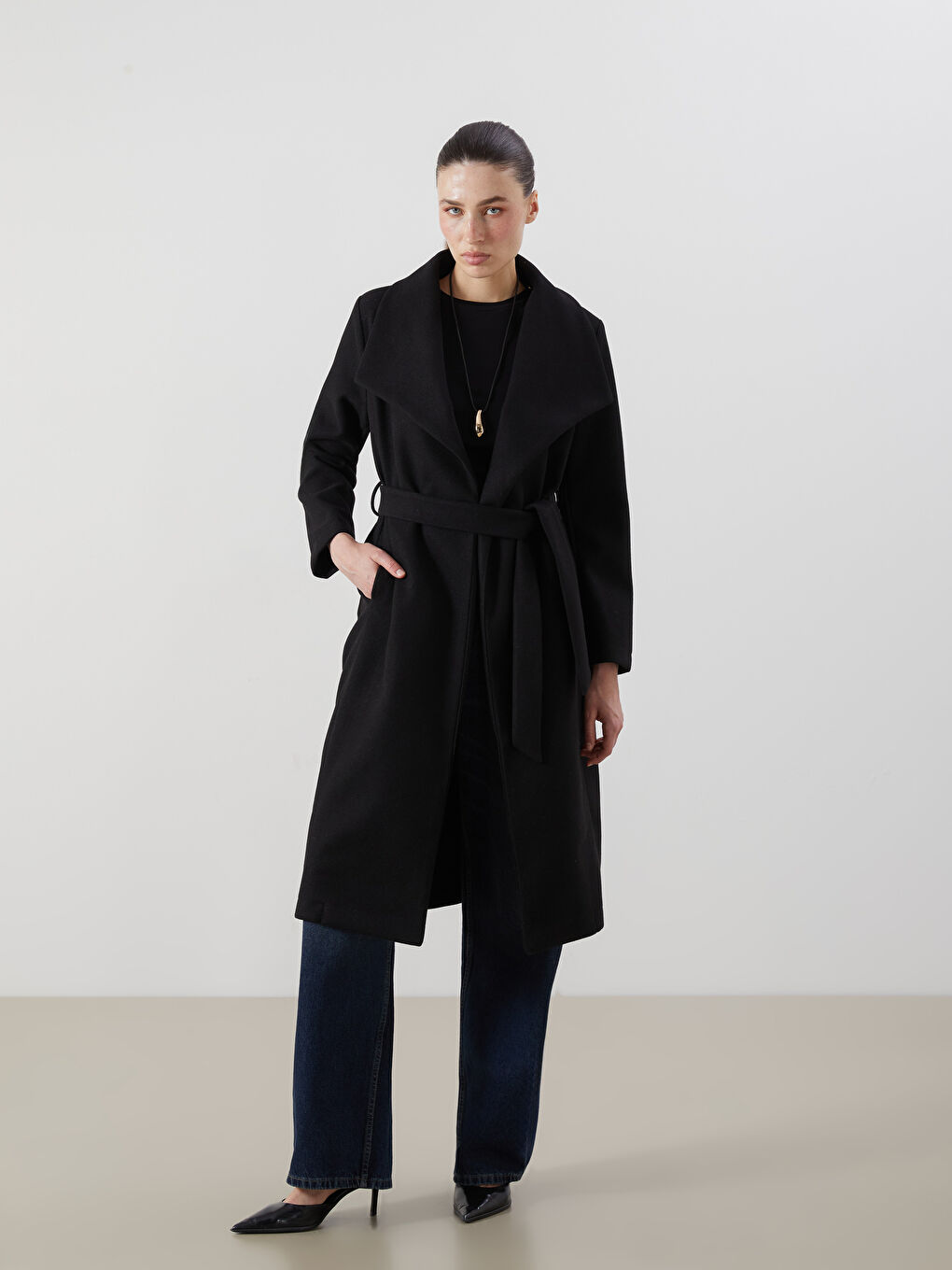 Siyah Ceket Yaka Kadın Kaşe Kaban-1