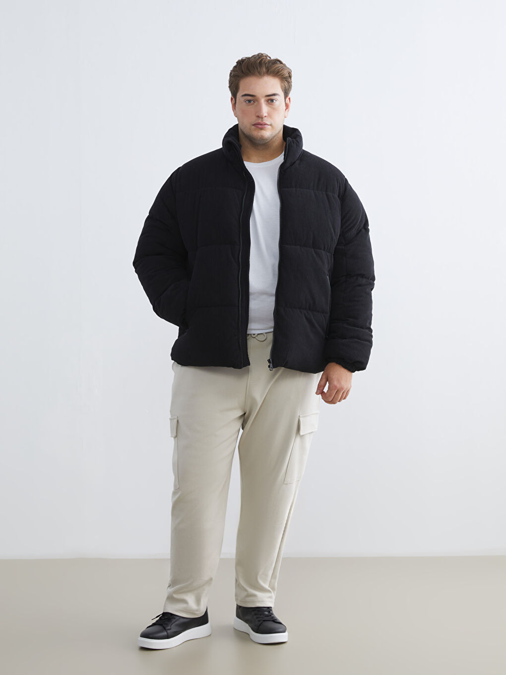 Siyah Standart Kalıp Dik Yaka Kadife Erkek Şişme Mont-1