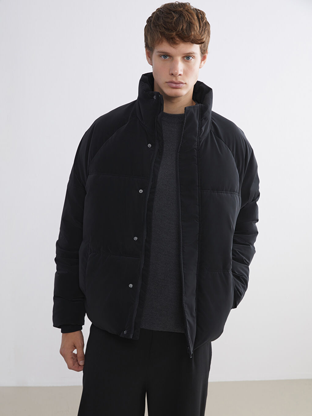 Siyah Rahat Kalıp Dik Yaka Erkek Şişme Mont