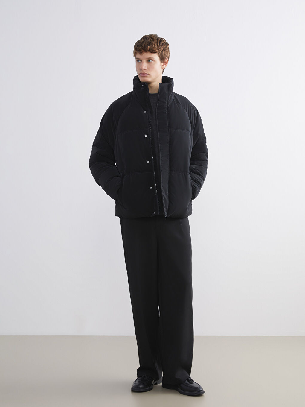 Siyah Rahat Kalıp Dik Yaka Erkek Şişme Mont-1