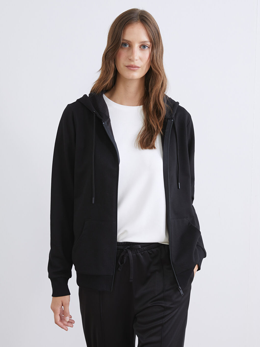 سويت شيرت بسحاب مزود بغطاء رأس للسيدات