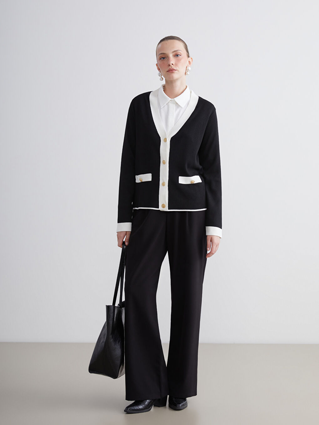 Siyah V Yaka Kadın Triko Hırka-2