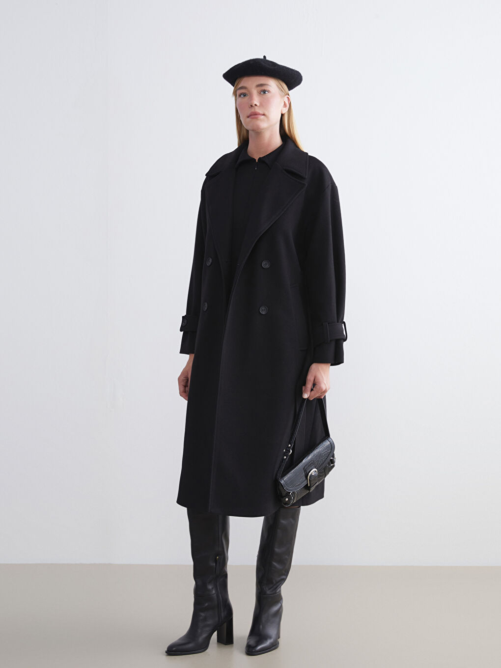 Siyah Kruvaze Yaka Kadın Kaşe Kaban-1