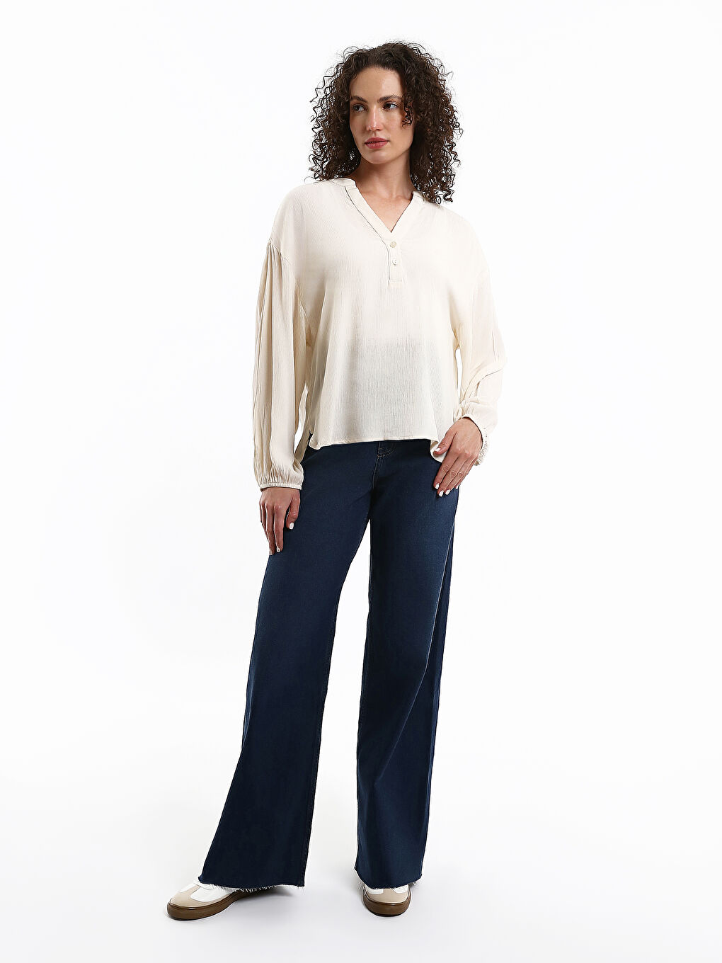 بلوزة ياقة بشق أوفراسايز-1