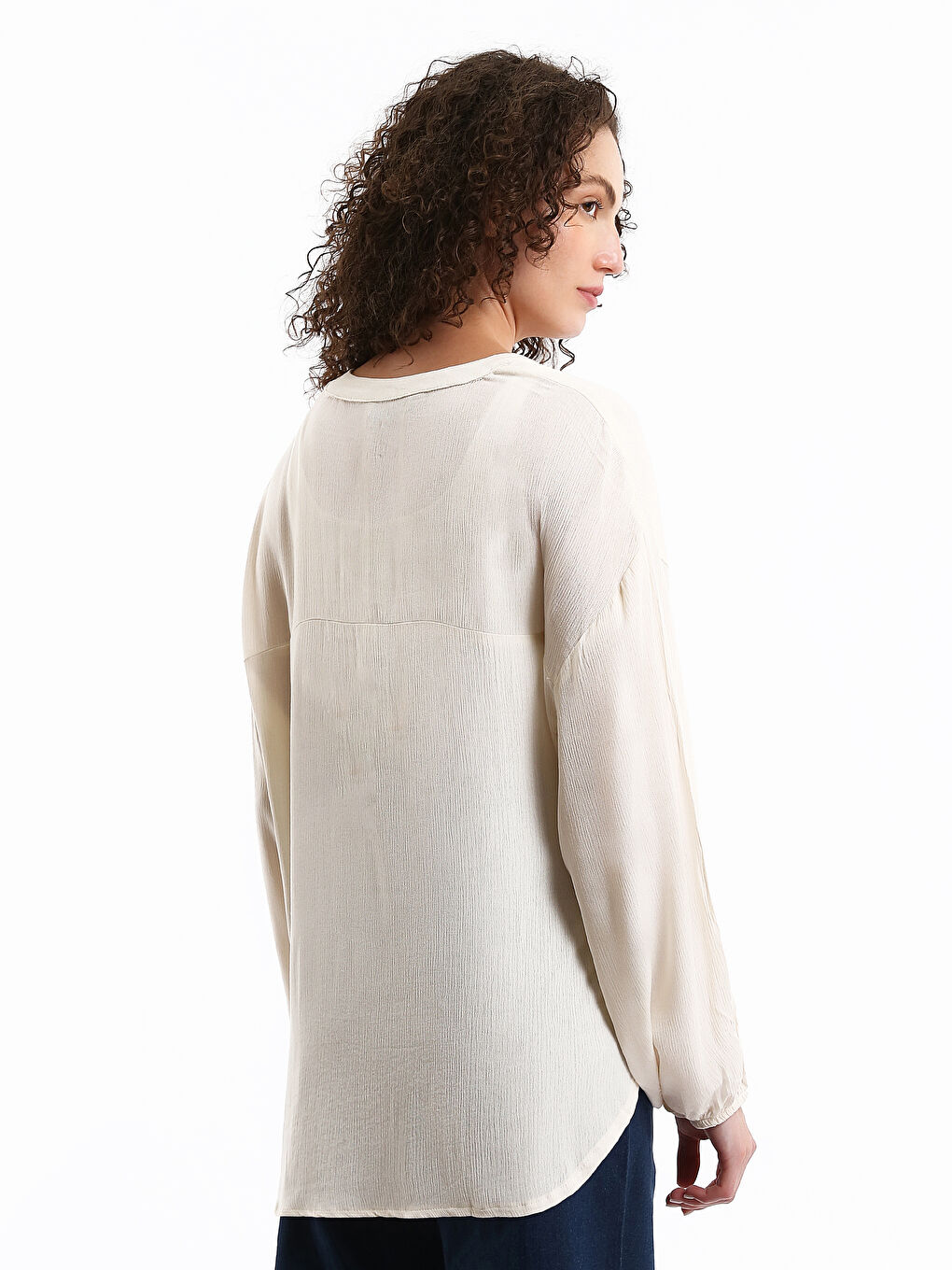 بلوزة ياقة بشق أوفراسايز-4