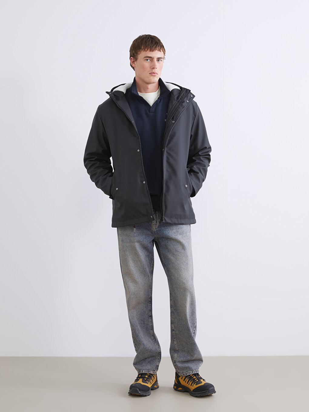 Siyah Kapüşonlu İçi Kürklü Erkek Mont-1