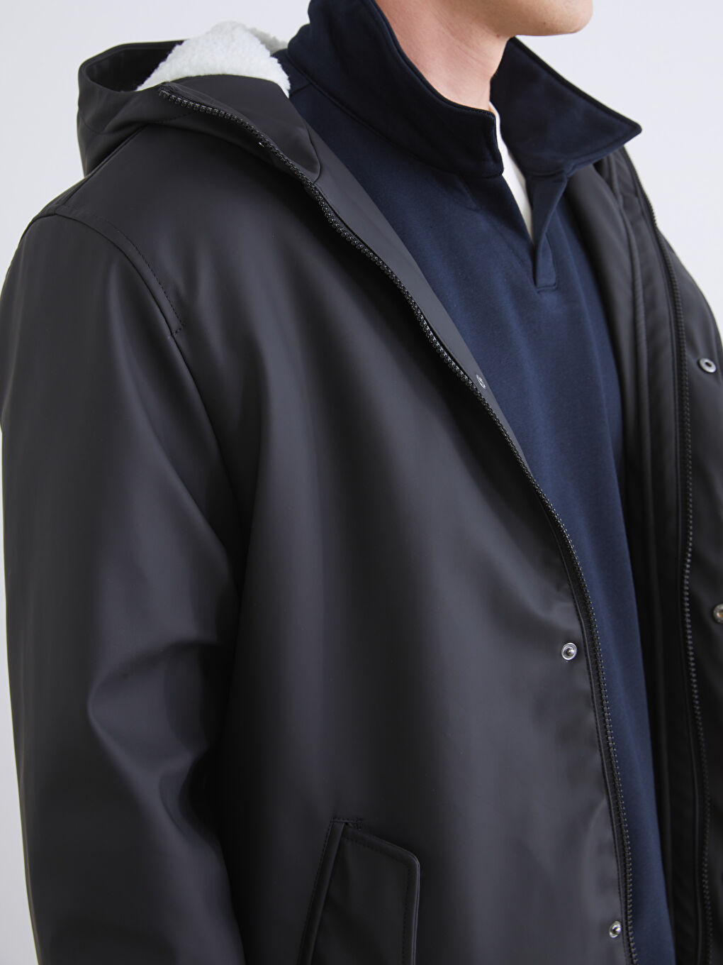 Siyah Kapüşonlu İçi Kürklü Erkek Mont-2