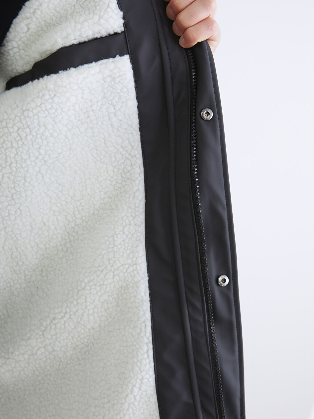 Siyah Kapüşonlu İçi Kürklü Erkek Mont-3