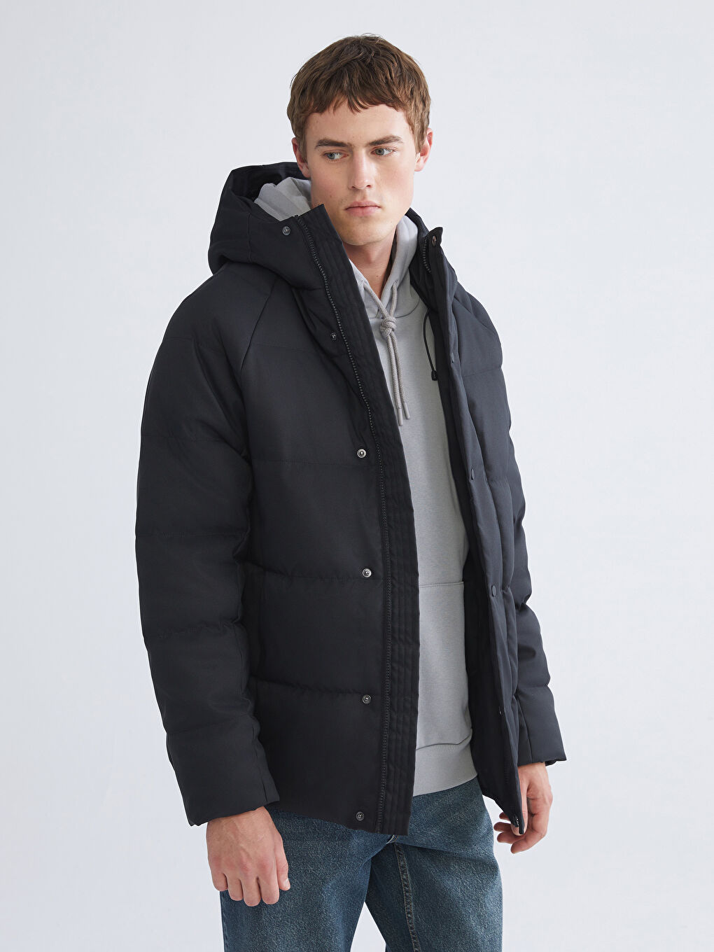 Мужской пуховик свободного кроя с капюшоном