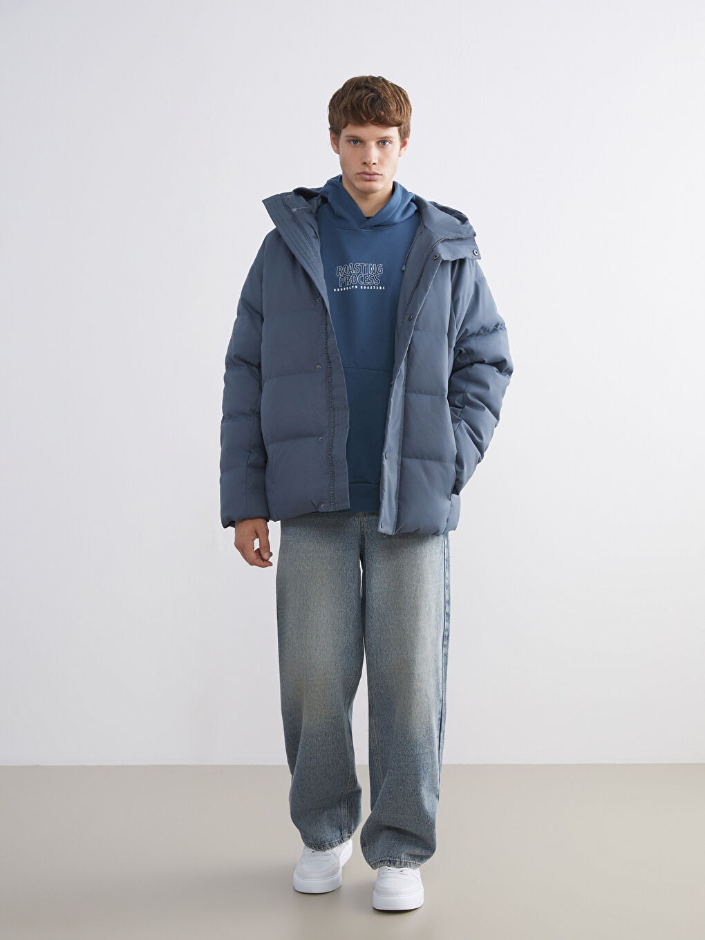 Мужской пуховик свободного кроя с капюшоном-1