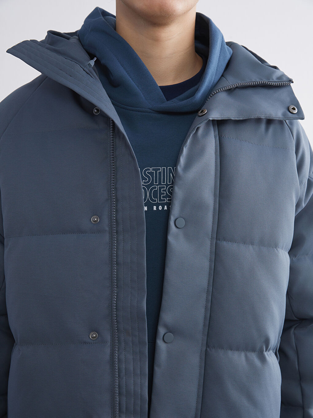 Мужской пуховик свободного кроя с капюшоном-2