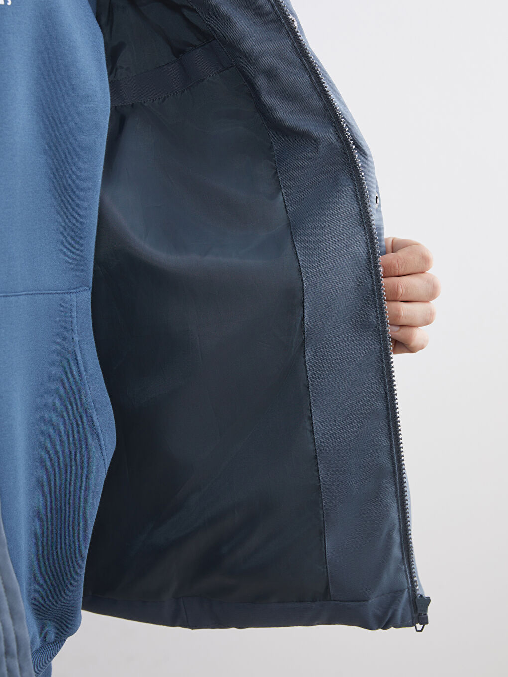 Мужской пуховик свободного кроя с капюшоном-3