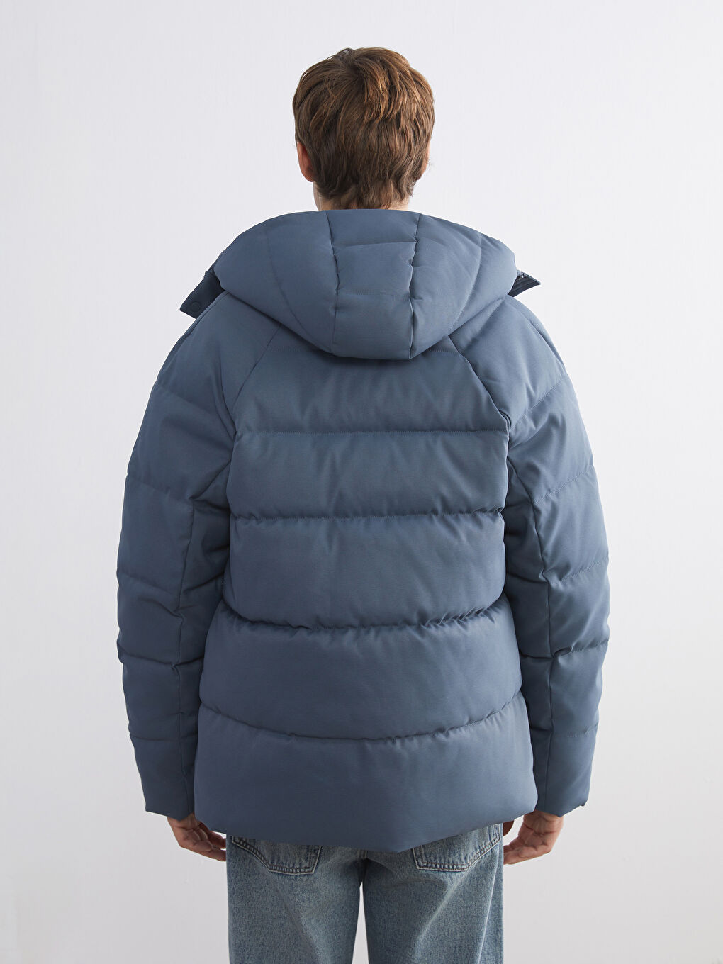 Мужской пуховик свободного кроя с капюшоном-4