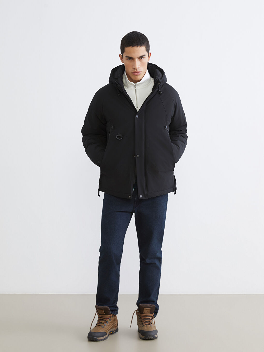 Siyah Rahat Kalıp Kapüşonlu Erkek Mont-1