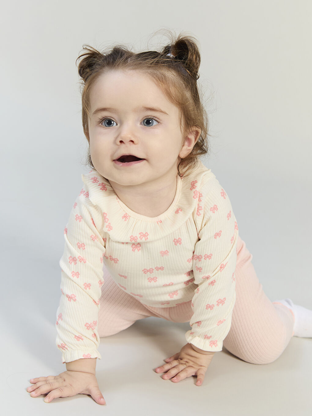 طقم بيج فاتح / ايكرو طفلة