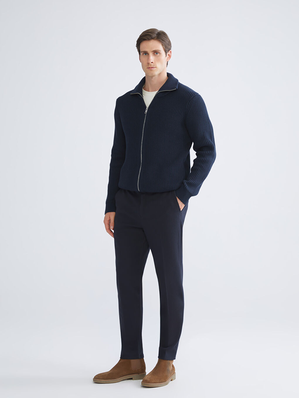 بنطلون للرجال بقصة عادية