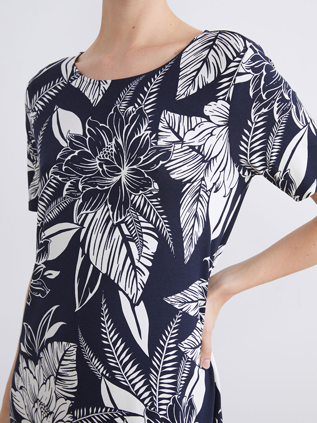 Crew Neck Floral Dress-2
