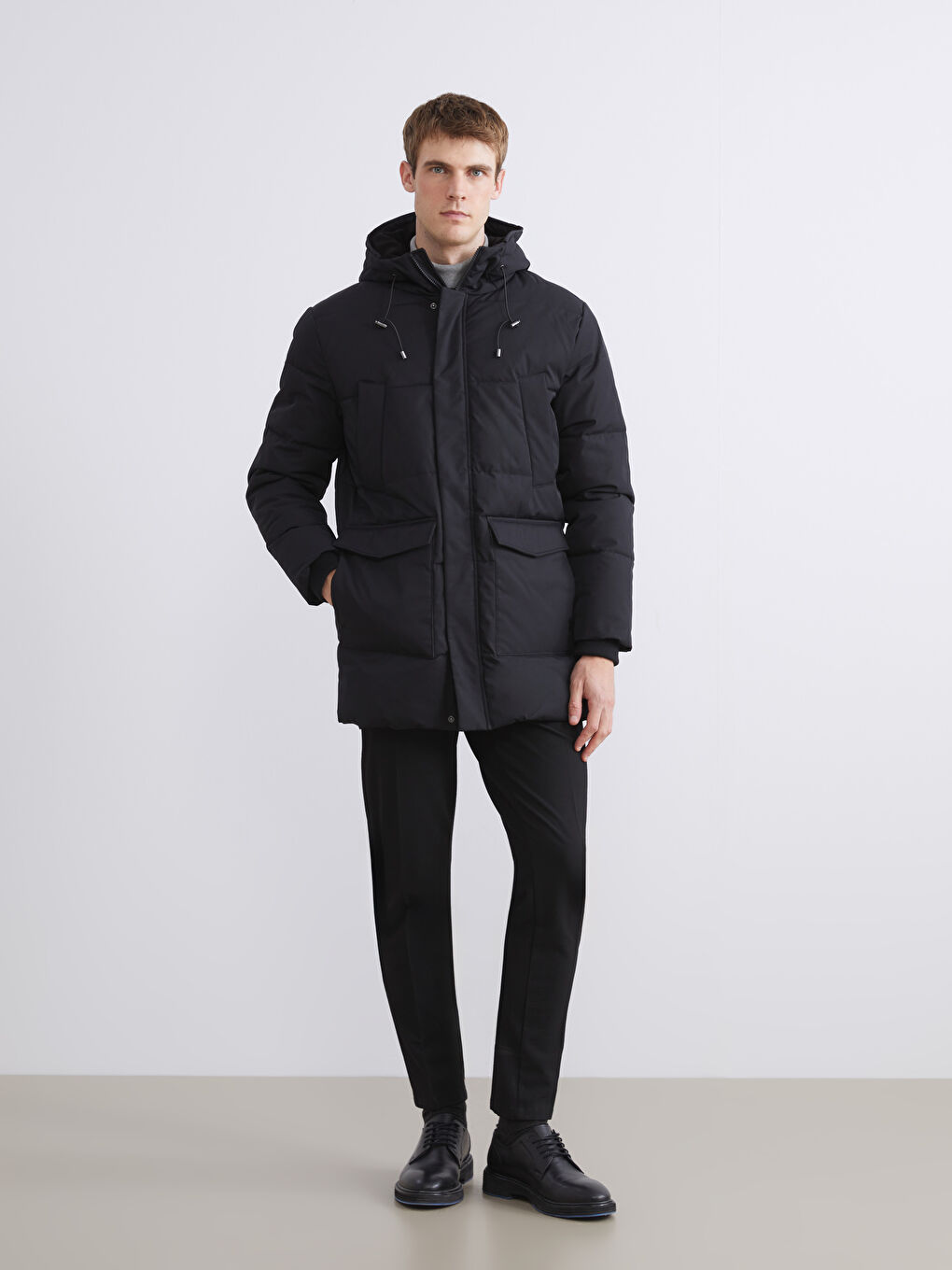 Siyah Standart Kalıp Kapüşonlu Erkek Şişme Mont-1