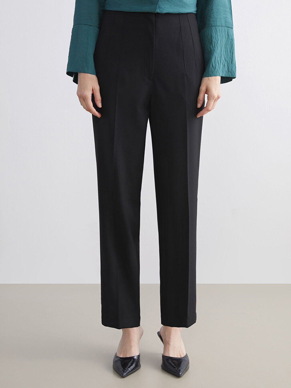 Carrot Fit Women's Trousers-3