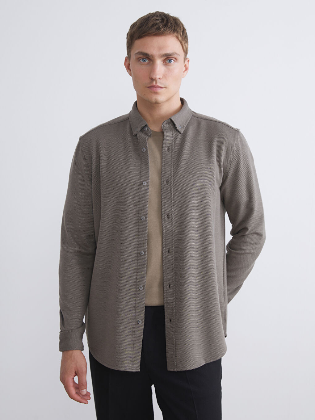 قميص رجالي بأكمام طويلة بقصة نحيفة