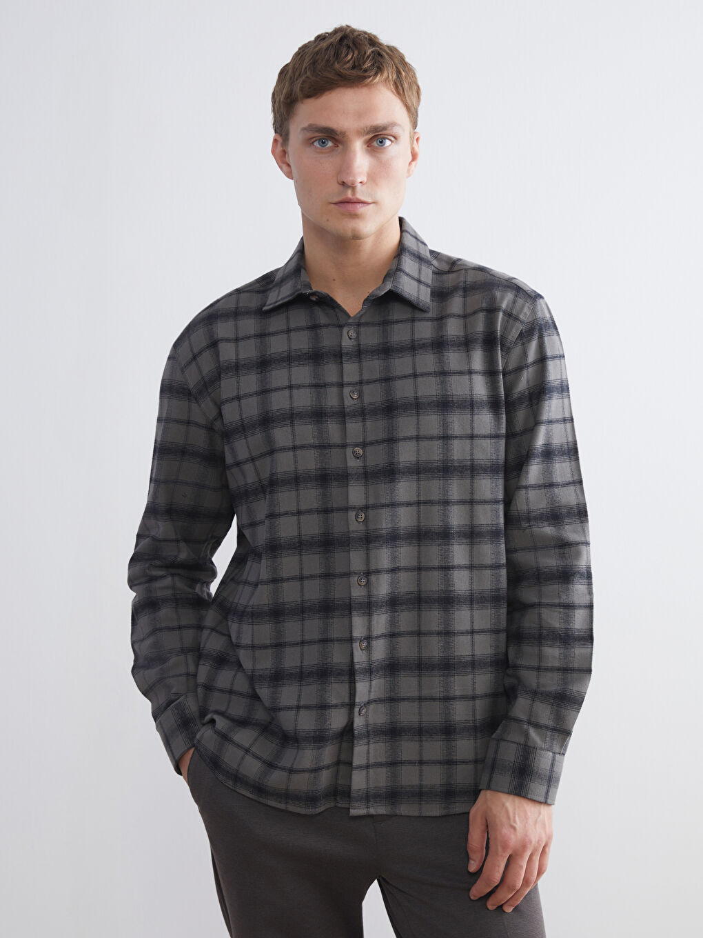 قميص فلانيل رجالي بنقشة مربعات وأكمام طويلة وقصة عادية
