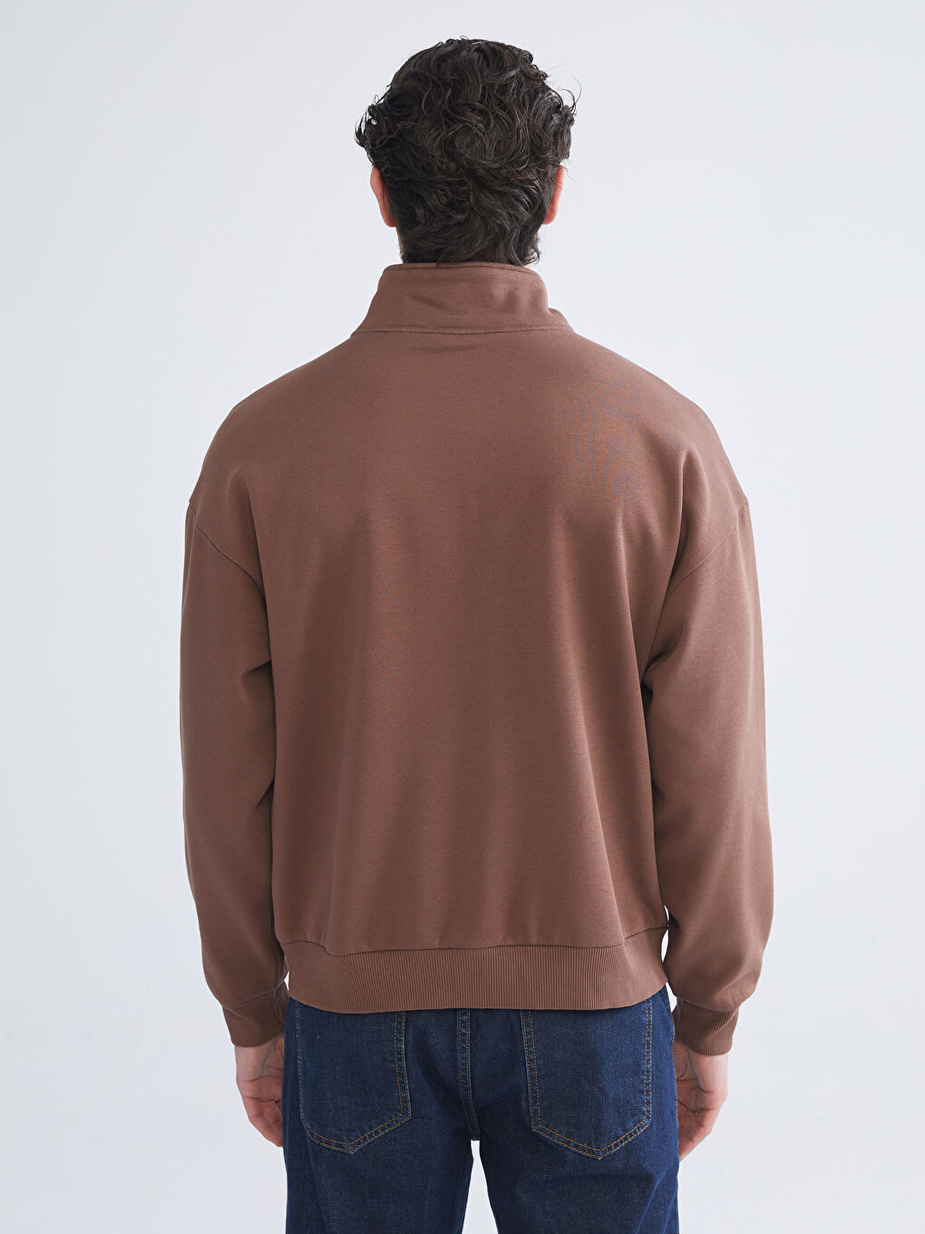 قميص رياضي بنى راجل-3