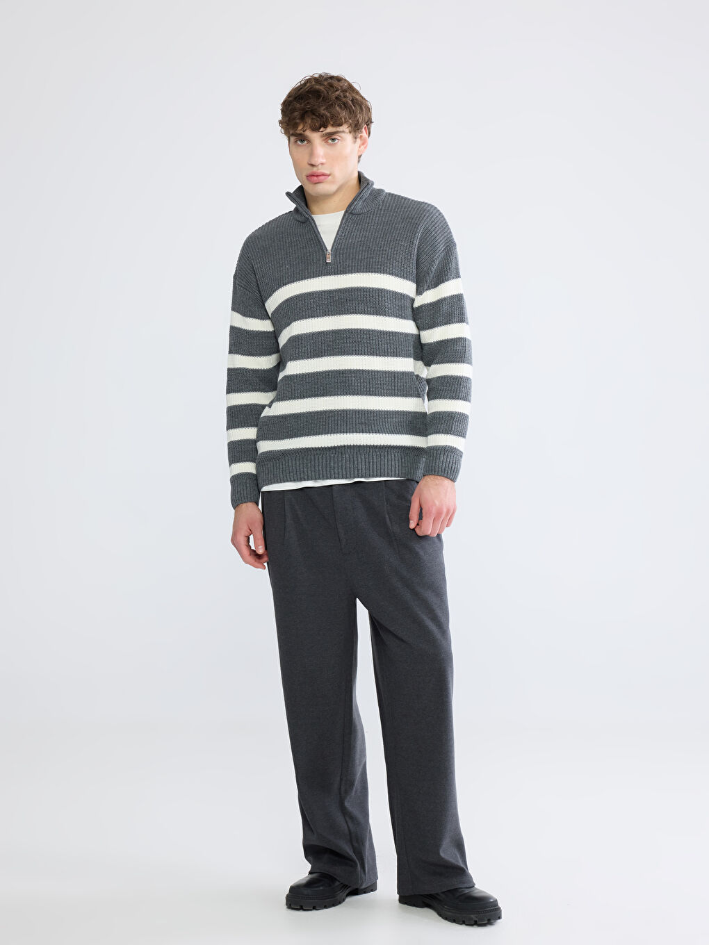 Antrasit Fermuarlı Dik Yaka Çizgili Erkek Triko Kazak-1