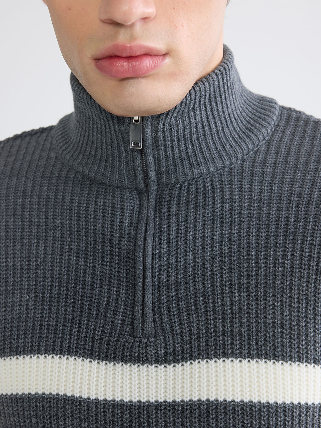 Antrasit Fermuarlı Dik Yaka Çizgili Erkek Triko Kazak-2