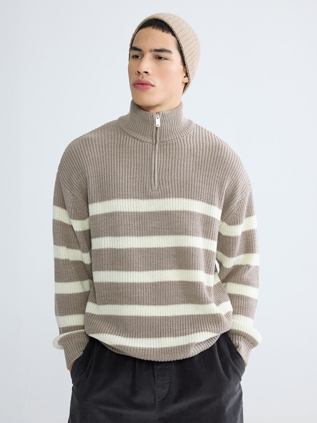 Bej Fermuarlı Dik Yaka Çizgili Erkek Triko Kazak
