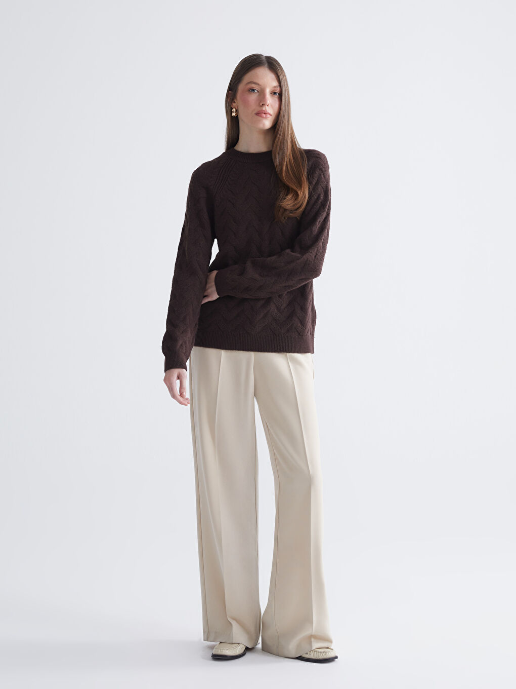 Džemper za Žene sa Okruglim Izrezom i Samouzorom od Trikotaže-1