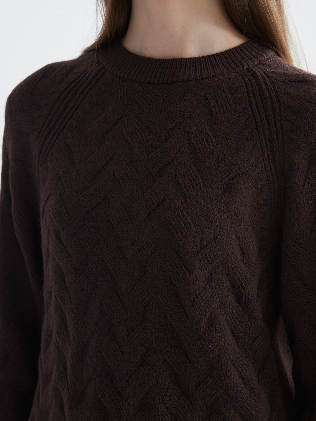 Džemper za Žene sa Okruglim Izrezom i Samouzorom od Trikotaže-2