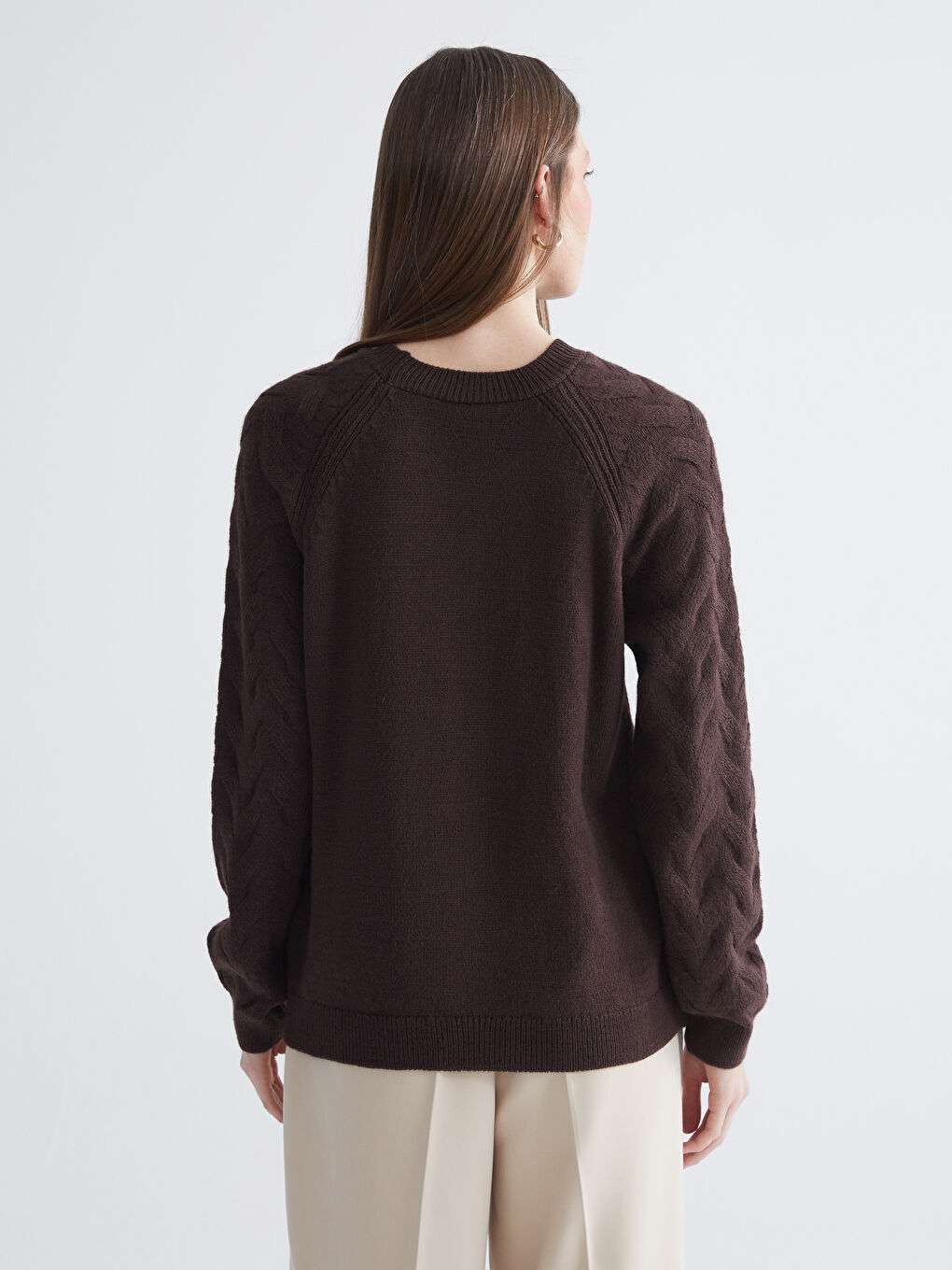 Džemper za Žene sa Okruglim Izrezom i Samouzorom od Trikotaže-3