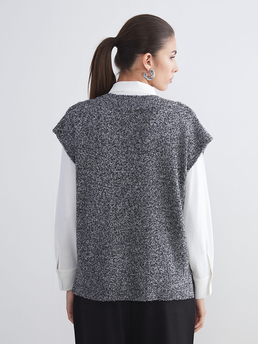 فيست تريكو بياقة على شكل حرف V للسيدات-3