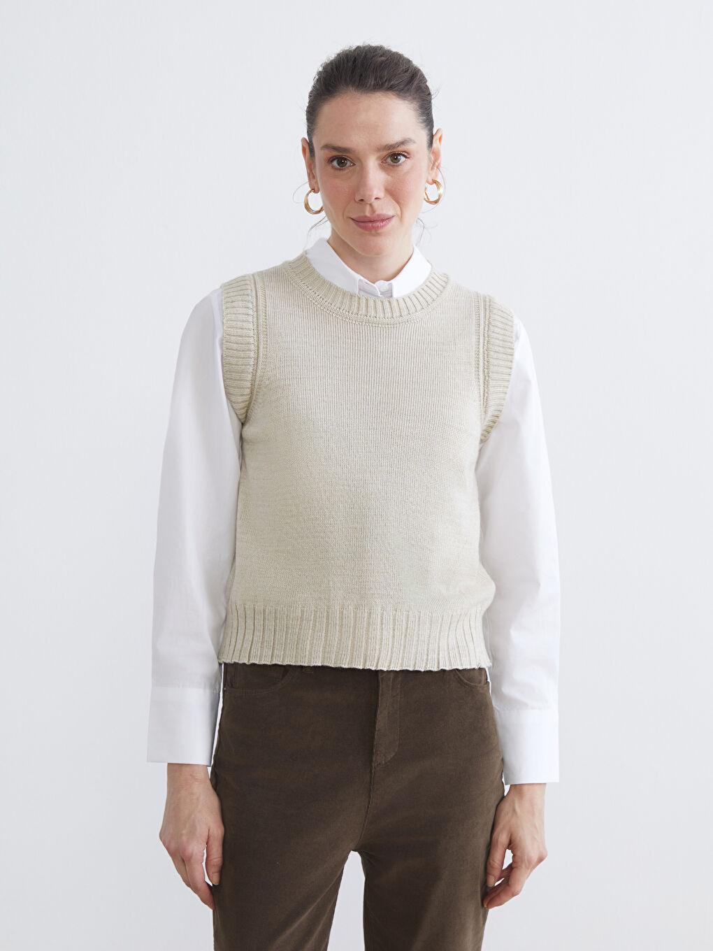 سترة فيست تريكو بياقة دائرية للسيدات