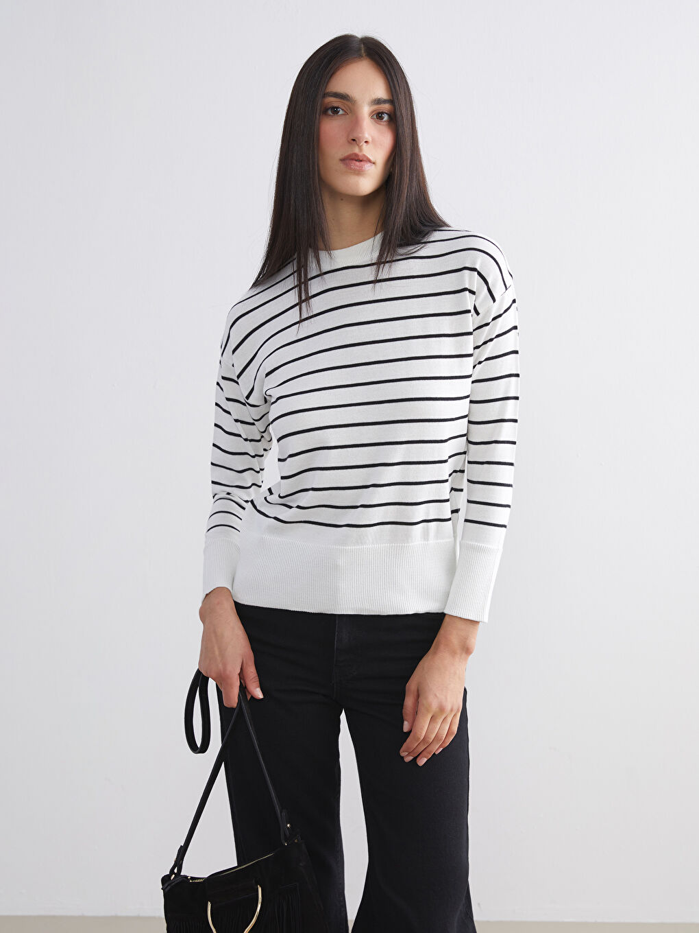 كنزة صوفية مُخَطَّطة برقبة دائرية للسيدات