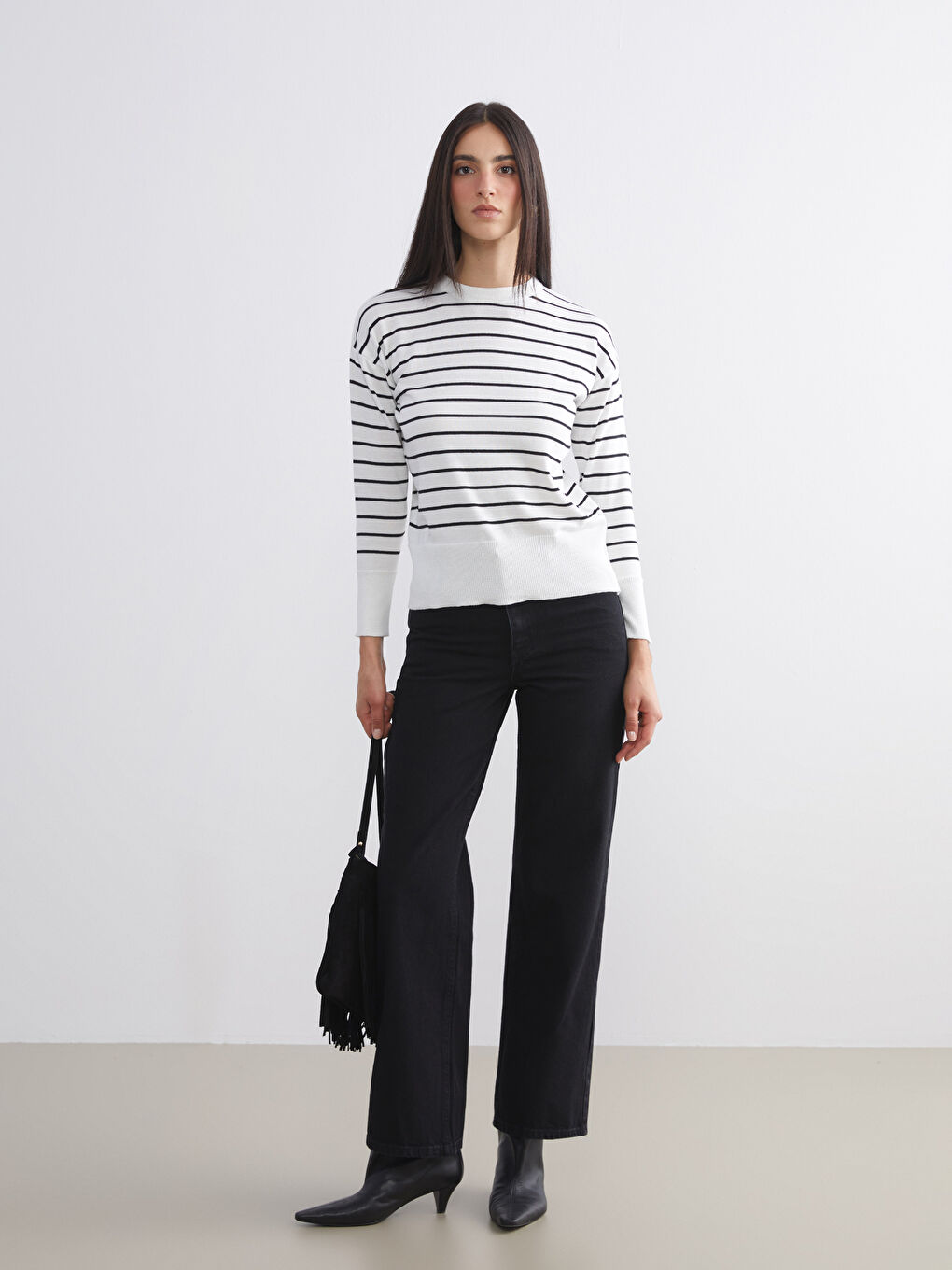 كنزة صوفية مُخَطَّطة برقبة دائرية للسيدات-1