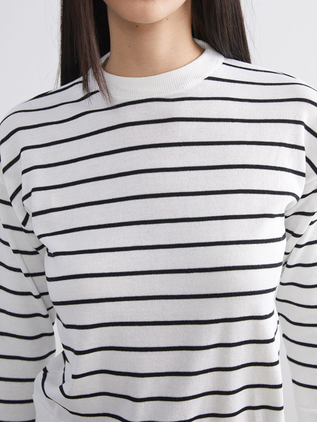 كنزة صوفية مُخَطَّطة برقبة دائرية للسيدات-2