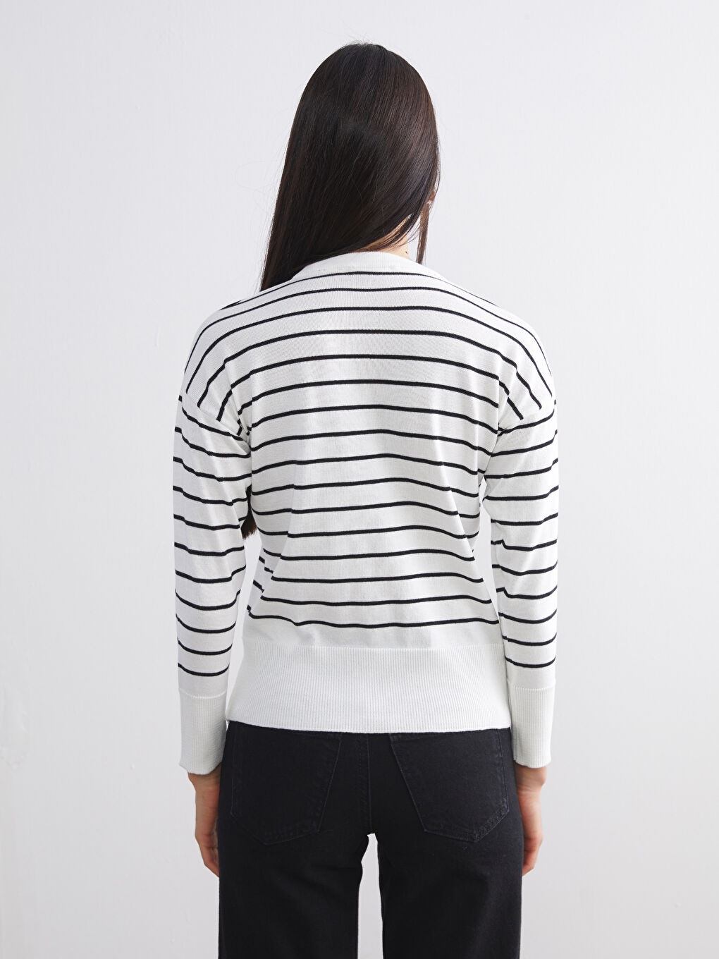 كنزة صوفية مُخَطَّطة برقبة دائرية للسيدات-3