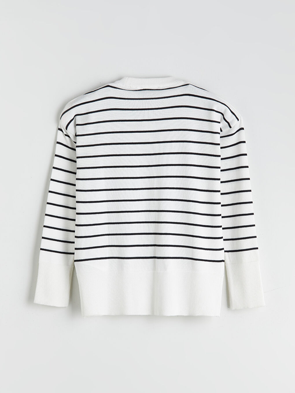 كنزة صوفية مُخَطَّطة برقبة دائرية للسيدات-5