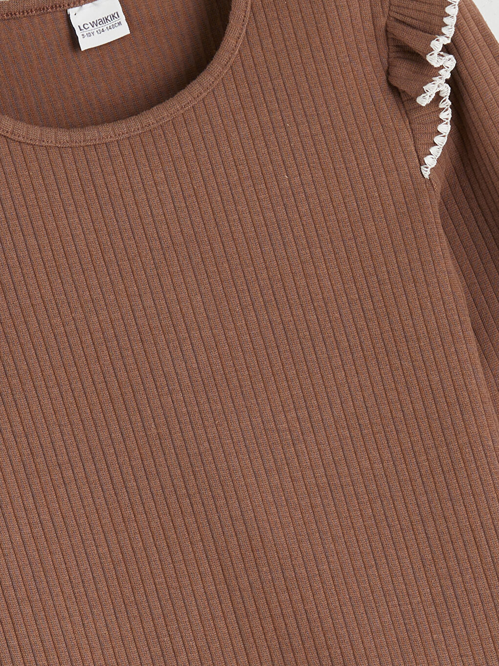 Kahverengi Bisiklet Yaka Fırfır Detaylı Kız Çocuk Tişört-1