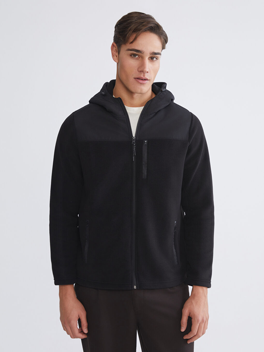 بلوزی بە زنجیر ڕه‌ش پیاو