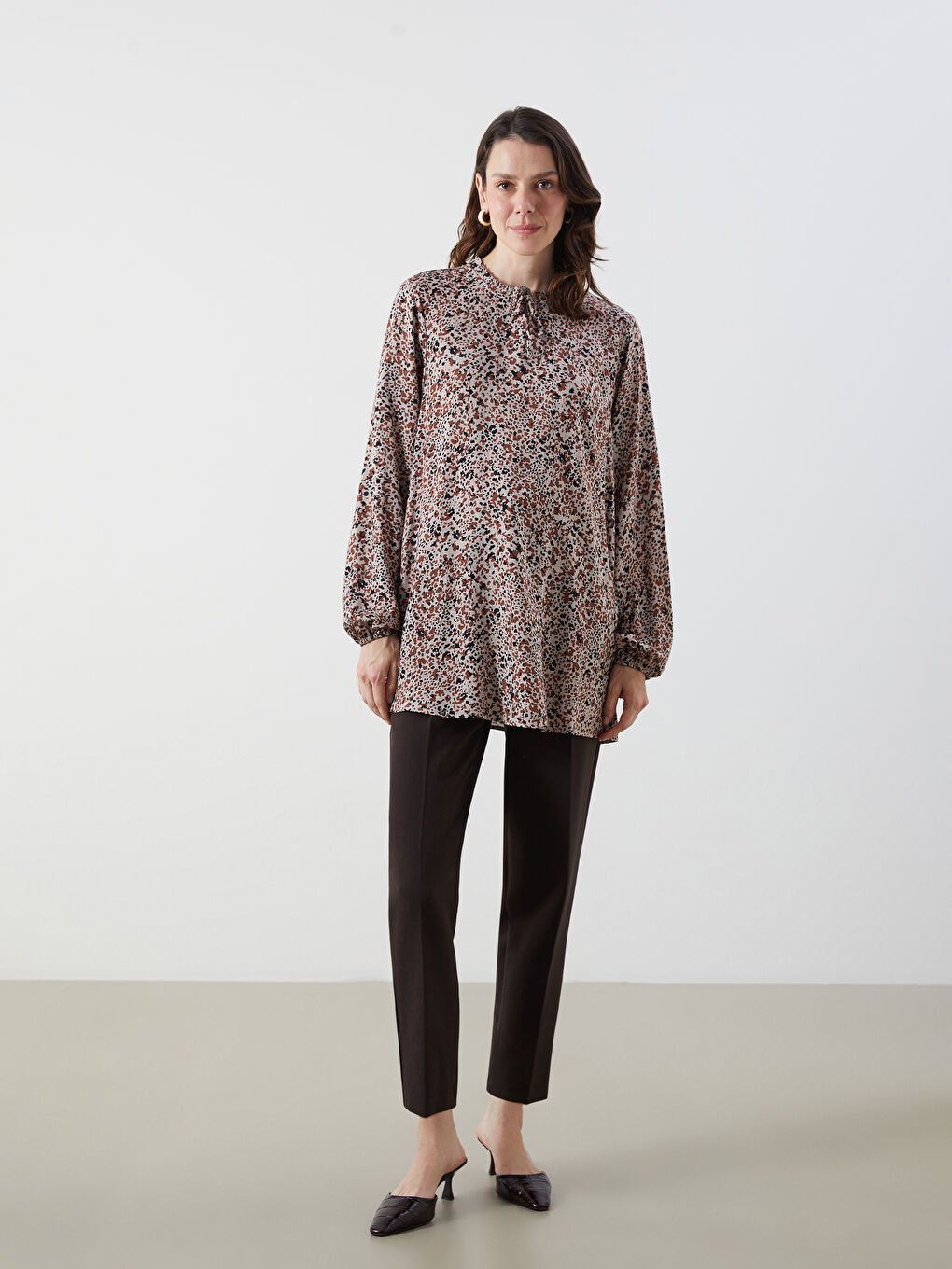 Bej Bağlamalı Yaka Desenli Bluz-1