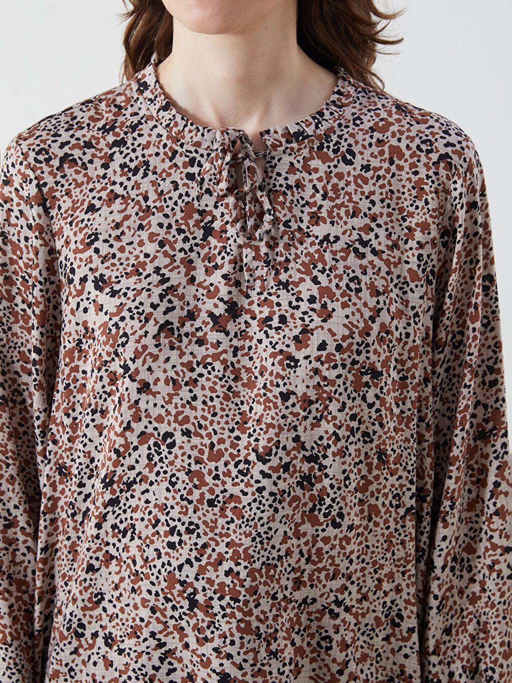 Bej Bağlamalı Yaka Desenli Bluz-2