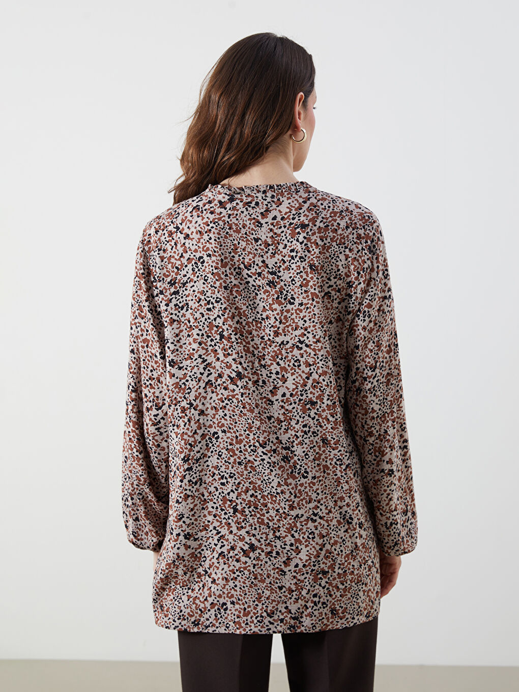 Bej Bağlamalı Yaka Desenli Bluz-3