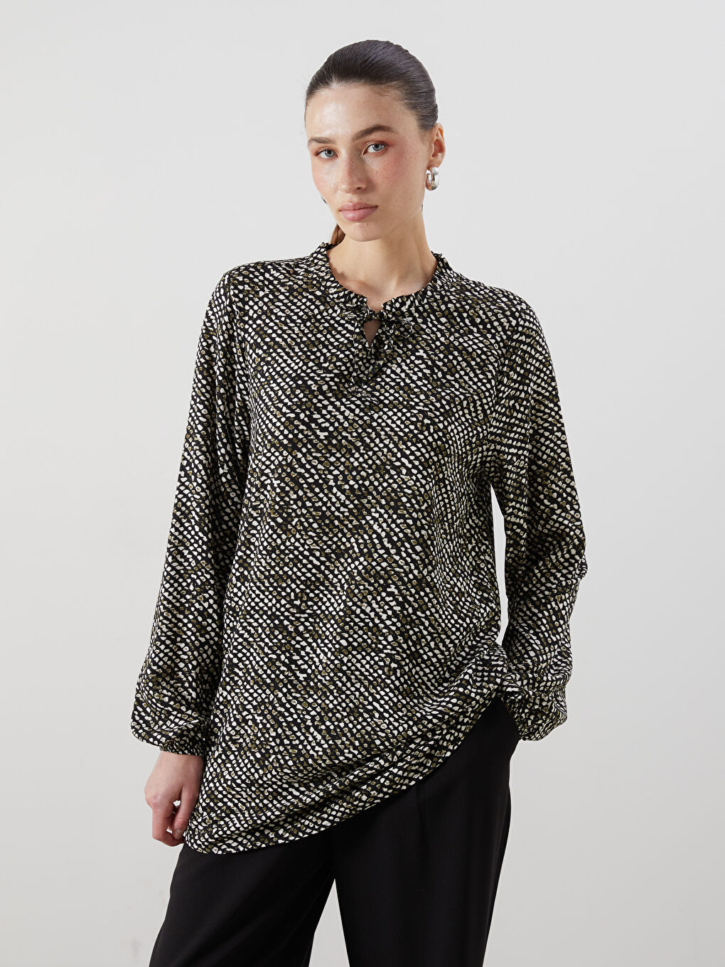 Siyah Bağlamalı Yaka Desenli Bluz